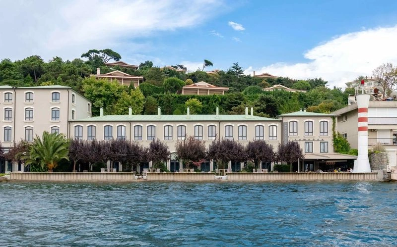 هتل سوماهان آن د واتر (Sumahan on The Water) یکی از خاص&zwnj;ترین هتل های اسکودار استانبول است که در محله تاریخی اسکودار و درست در کنار تنگه بسفر واقع شده است. این بوتیک هتل که در گذشته یک کارخانه تولید نوشیدنی بوده، اکنون به یکی از شیک&zwnj;ترین و آرامش&zwnj;بخش&zwnj;ترین اقامتگاه&zwnj;های استانبول تبدیل شده است.