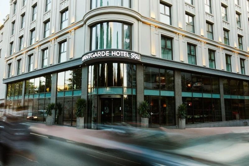  هتل آوانگارد استانبول (Avantgarde Hotel Sisli) آوانگارد یک هتل ۴ ستاره است که به دلیل موقعیت مناسب، دسترسی آسانی به&zwnj;جاهای دیدنی و مراکز خرید استانبول دارد. میدان تکسیم، مرکز خرید جواهیر استانبول و مرکز خرید ترامپ در نزدیکی این هتل قرار دارند. این هتل که در سال ۲۰۲۰ فعالیت خود را آغاز کرد، ۷ طبقه و مجموعاً شامل ۱۰۳ اتاق و سوئیت دارد.