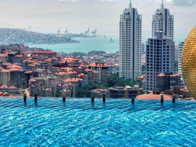 هتل فیرمونت کوازار استانبول (Fairmont Quasar Istanbul) هتل فیرمونت کوازار یک هتل ۵ ستاره لوکس در این منطقه است. این هتل از موقعیت جغرافیایی خوبی برخوردار است و به همین دلیل دسترسی خوبی به کاخ دلما باغچه و برج گالاتا دارد.