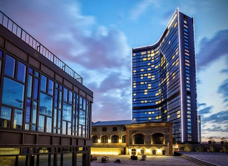 هتل هیلتون بومونتی استانبول (Hilton Istanbul Bomonti) هیلتون بومونتی یک هتل ۵ ستاره&zwnj; در قلب منطقه بومونتی و نزدیک به میدان تکسیم است. این هتل ۳۴ طبقه، اتاق&zwnj;ها و سوئیت&zwnj;هایی با پنجره&zwnj;های بزرگ و چشم&zwnj;اندازی جذاب به شهر یا تنگه بسفر دارد. در داخل اتاق&zwnj;ها امکانات رفاهی متعددی مثل مبلمان لوکس، تلویزیون، مینی&zwnj;بار، چای&zwnj;ساز قرار دارد.