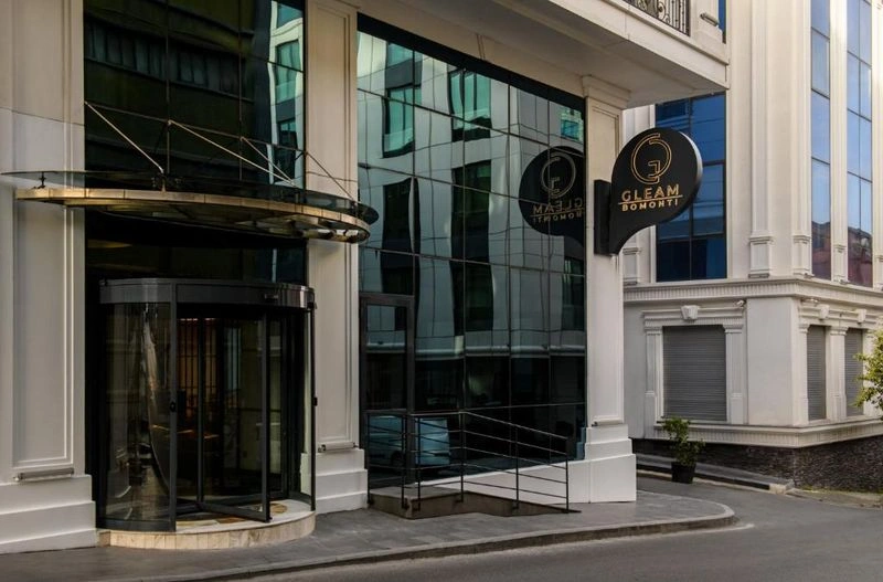 هتل گلیم بومونتی استانبول (Hotel Gleam Bomonti Istanbul) هتل گلیم بومونتی یکی دیگر از هتل&zwnj;های ۴ ستاره شیشلی است. این هتل میان رده، به دلیل موقعیت مکانی عالی، دسترسی آسان به جاذبه&zwnj;های گردشگری و مراکز خرید مهم مانند مرکز خرید جواهیر و موزه آتاتورک؛ &zwnj;از بهترین اقامتگاه&zwnj;های این منطقه به&zwnj;حساب می&zwnj;آید.