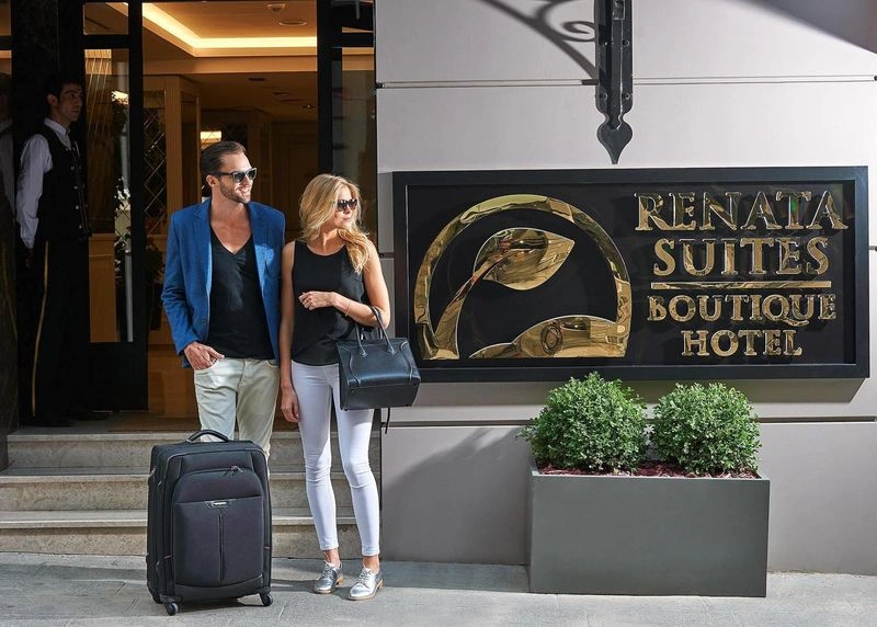 رناتا بوتیک یک گزینه عالی اقامتی برای کسانی است که دنبال بهترین بوتیک هتلهای شیشلی استانبول با قیمت مناسب می گردند. از جمله اصلیترین امکانات این هتل میتوان به اینترنت رایگان، رستوران، پارکینگ، سرویس حملونقل فرودگاهی، انبار چمدان، صرافی، سیستم تهویه عالی، کالسکه برای خانوادههایی که با کودکانشان سفر میکنند و... اشاره کرد.