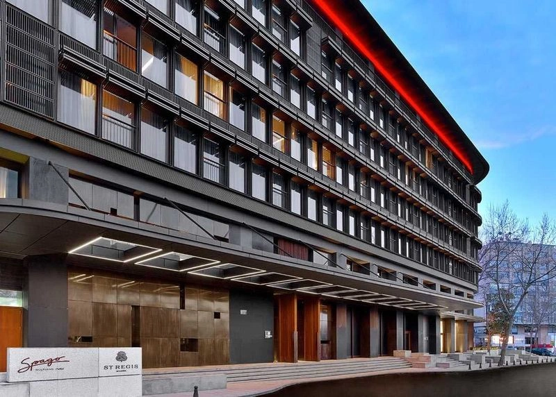 هتل اس تی رجیس استانبول (The St. Regis Istanbul) در بین هتلهای لوکس شیشلی، مجموعه اس تی رجیس استانبول قرار دارد که همه انتظارات را از یک اقامتگاه پنج ستاره برآورده میکند. از اتاقهای تزیین شده با نقاشیهای زیبا گرفته تا مجسمههای جذاب و تماشایی از هنرمندان ترکیه چیزهایی هستند که اقامت در هتل اس تی رجیس را برای مهمانان جذابتر کرده است.