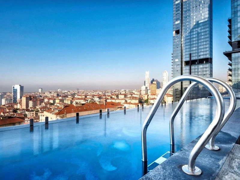 هتل فیرمونت کواسار استانبول (Fairmont Quasar Istanbul) البته که نمیتوان در مورد هتلهای لاکچری شیشلی صحبت کرد اما نامی از فیرمونت کواسار استانبول نبرد. این اقامتگاه در کنار امکانات رفاهی عالی که دارد به خاطر منظره بینظیر از تنگه بسفر توانسته مورد توجه خیلی از مسافران قرار بگیرد. هتل فیرمونت استانبول در کل ۲۰۹ اتاق برای اقامت مهمانانش در نظر گرفته که در بین آنها سوئیتهای خانوادگی و اتاقهای VIP هم قرار دارند.