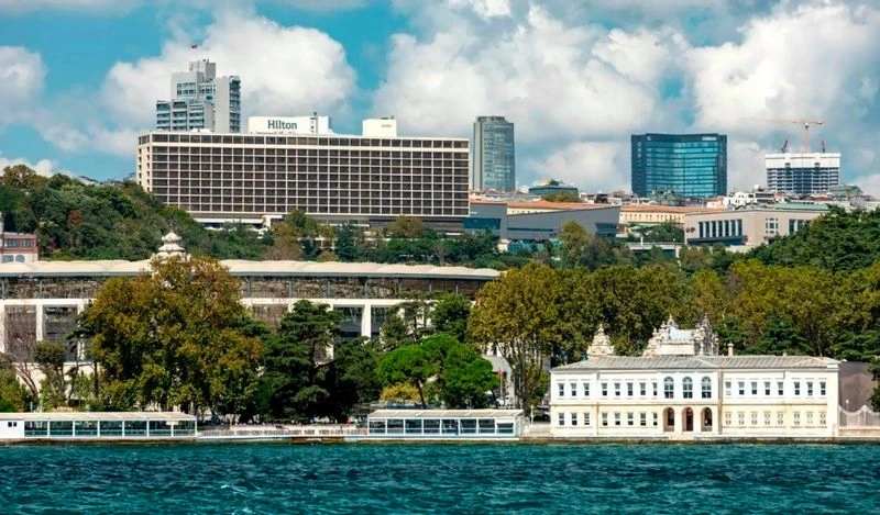 هتل هیلتون استانبول بسفروس (Hilton Istanbul Bosphorus) هتل هیلتون استانبول شیشلی یک هتل زنجیرهای بینالمللی ۵ ستاره است که اقامتی لوکس و بهیادماندنی برای مسافرانش ارائه میدهد. جذابترین بخش این هتل اتاقهای خوشمنظره آن هستند که پنجره آنها به سمت تنگه بسفر باز میشوند.
