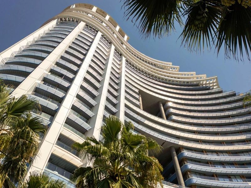 هتل رادیسون بلو شیشلی (Radisson Blu Hotel, Istanbul Sisli) رادیسون بلو یکی از بهترین هتلهای شیشلی استانبول است که اصلیترین امتیاز آن در کنار امکانات یک اقامتگاه ۵ ستاره، نزدیکی به جاذبههای گردشگری محلی و مراکز خرید شهر است. این هتل در قسمت تجاری منطقه قرار گرفته و در کل از ۲۹۱ اتاق تشکیل شده است.