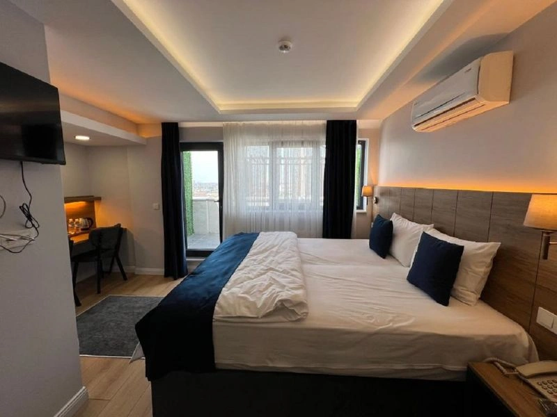 هتل شیشلی سوئیتز (Şişli Suites Hotel) یکی دیگر از بهترین هتل آپارتمانهای منطقه شیشلی که در دسته اقامتگاههای ۳ ستاره و خوب استانبول قرار میگیرد، شیشلی سوئیتز است. این هتل یک گزینه عالی برای کسانی است که دوست دارند با حداقل هزینه، اقامت باکیفیتی در سفر به استانبول داشته باشند. اتاقهای این مجموعه نسبتا ساده و تمیز هستند؛ البته توجه داشته باشید که امکانات هتل نسبتا کم است