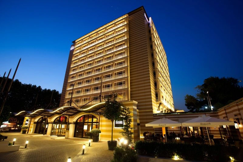 هتل دیوان استانبول سیتی (Divan Istanbul City) دیوان استانبول سیتی از دیگر هتلهای منطقه شیشلی استانبول است که با موقعیت مکانی عالی و قیمت مناسبش توانسته مورد توجه مسافران قرار بگیرد. این هتل در فاصله تقریبا ۸۰۰ متری از ایستگاه مترو، امکان دسترسی راحت و سریع به جاذبههای گردشگری استانبول را ممکن میکند.