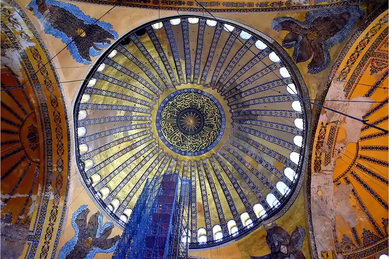 تلفیق هنر اسلامی و مسیحی در سقف ایاصوفیه با خوشنویسی قرآنی در مرکز گنبد و نقوش فرشتگان بیزانسی.&nbsp;