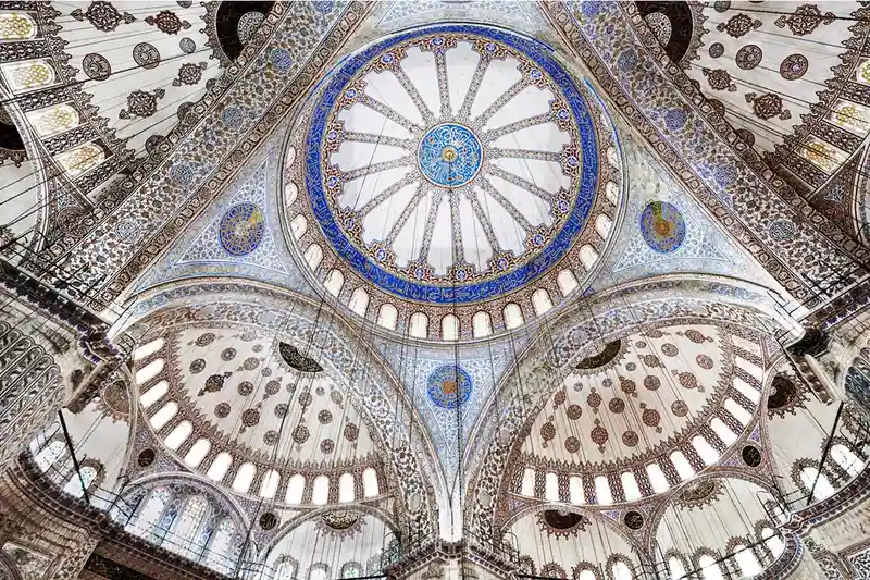 معماری داخلی و سقف مسجد آبی استانبول، تزئین شده با هزاران کاشی آبی ایزنیک و پنجره&zwnj;های متعدد
