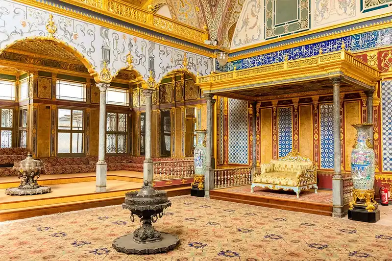 نمونه&zwnj;ای از معماری داخلی عثمانی در کاخ توپکاپی، با تزئینات کاشی و طلاکاری