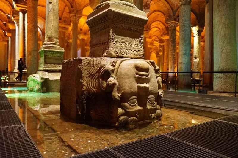 پایه ستون با سر مدوسای وارونه در آب&zwnj;انبار باسیلیکا استانبول، یکی از دو ستون معروف این مکان