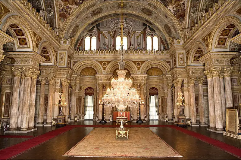 سالن مجلل آیین در کاخ دلماباغچه استانبول با بزرگ&zwnj;ترین لوستر کریستال جهان و ستون&zwnj;های باشکوه