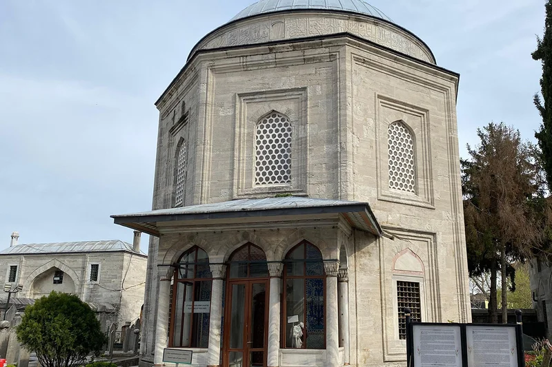 آرامگاه خانوادگی سلطان سلیمان در حیاط مجموعه مسجد سلیمانیه استانبول