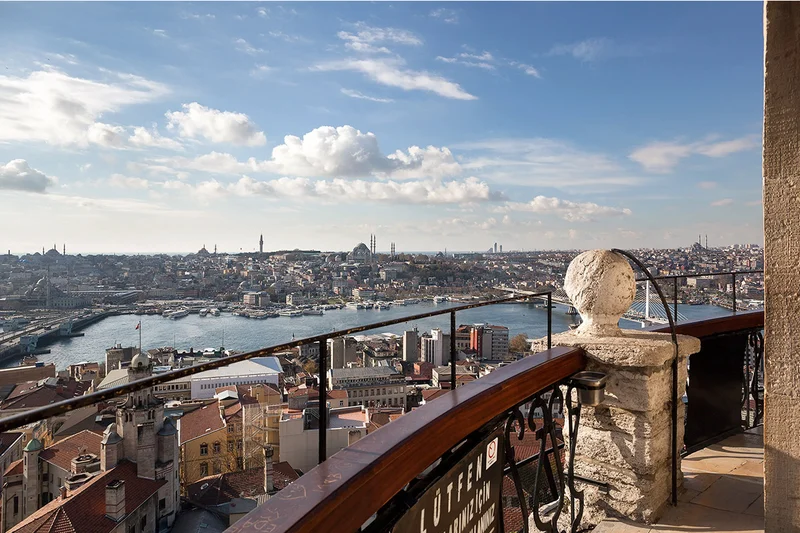 چشم&zwnj;انداز پانورامیک از شاخ طلایی از بالای برج گالاتا