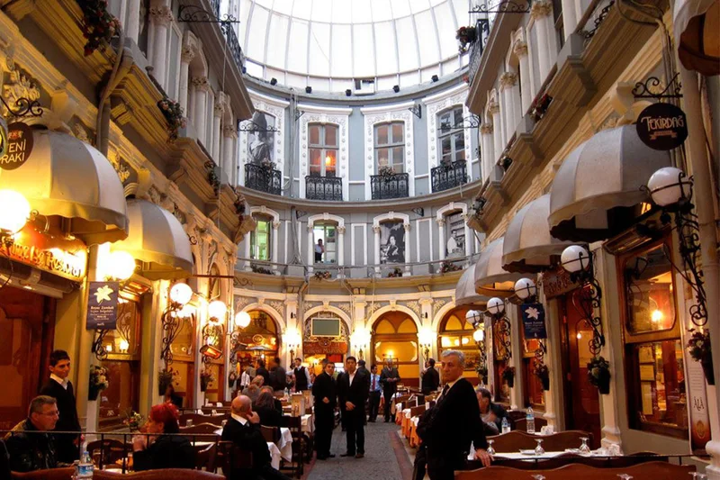 فضای داخلی پاساژ تاریخی چیچک، رستوران&zwnj;های شلوغ و فضای سرزنده در زیر سقف شیشه&zwnj;ای پاساژ&nbsp;