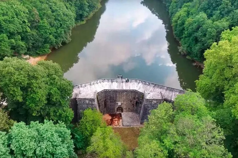 نمای هوایی از سد تاریخی والده (والده بندی) و دریاچه پشت آن در جنگل بلگراد استانبول