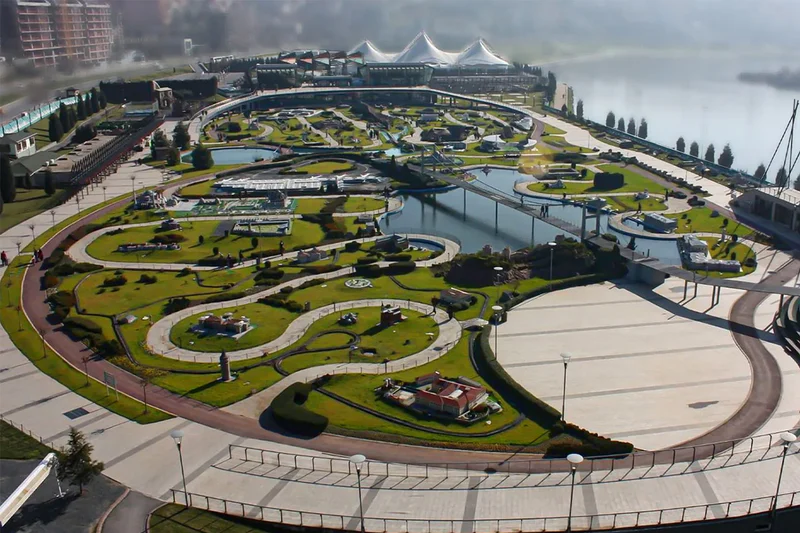  نمای هوایی از پارک مینیاتورک استانبول با ماکت&zwnj;های مینیاتوری از بناهای ترکیه در کنار شاخ طلایی