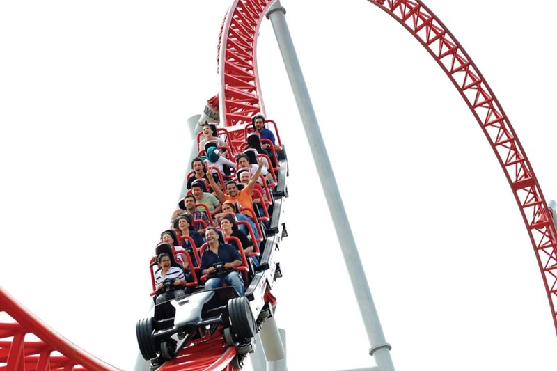 ترن هوایی قرمز در یک پارک تفریحی ویالند در استانبول