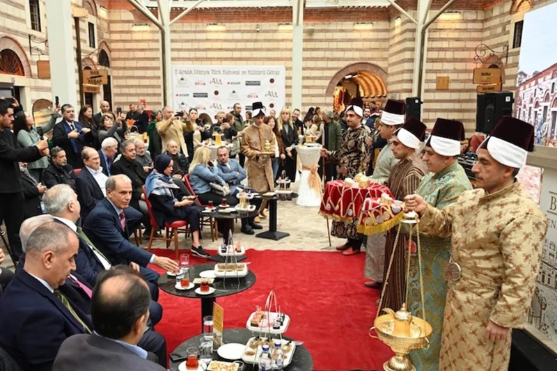 یک رویداد فرهنگی در موزۀ قهوه &laquo;بتا یِنی هان&raquo; (Beta Yeni Han) با افرادی در لباس&zwnj;های سنتی عثمانی
