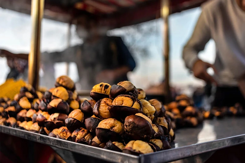  شاه&zwnj;بلوط&zwnj;های کبابی داغ (کِستانه کباب - Kestane Kebabı) روی دکه یک فروشنده خیابانی در استانبول