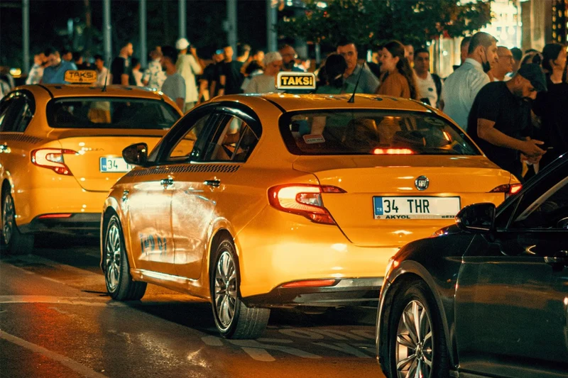 صفی از تاکسی&zwnj;های زرد رنگ استانبول در یک خیابان شلوغ در شب