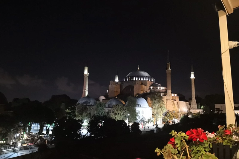 نمای شبانه ایاصوفیه نورپردازی شده از تراس رستوران سِوِن هیلز (Seven Hills) در استانبول