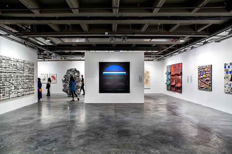 بازدیدکنندگان در حال تماشای آثار هنری در موزۀ هنر مدرن استانبول