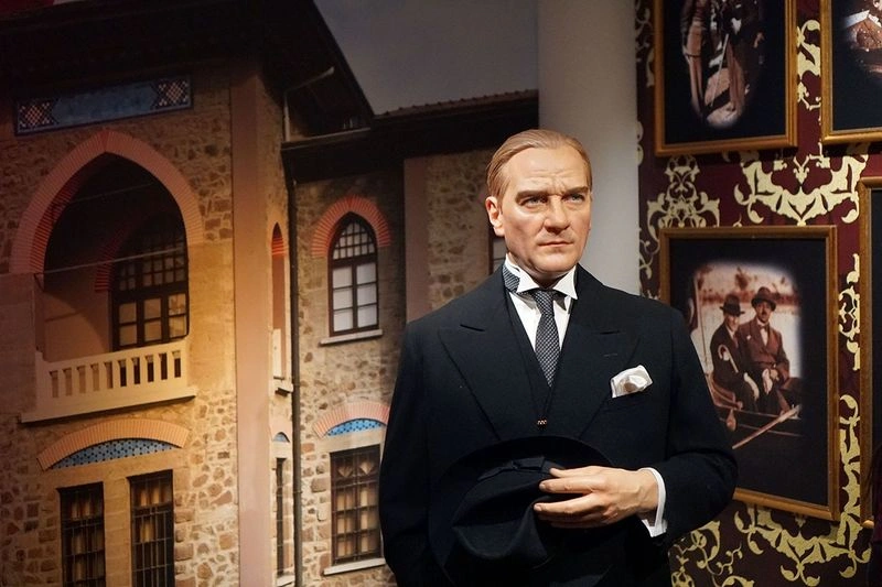 اگر به موزه&zwnj;گردی علاقه دارید و به دنبال جذاب&zwnj;ترین جاهای دیدنی قسمت اروپایی استانبول هستید، بهتر است سری به موزه مادام توسو در سفرتان به استانبول بزنید. این یکی از شعبه&zwnj;های معروف از موزه&zwnj;های مومی مادام توسو است که در استانبول قرار دارد.