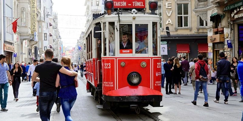 یکی از مکان&zwnj;های تفریحی استانبول، قدم زدن در خیابان استقلال آن است. مخصوصا اگر دنبال خیابانی شلوغ و پرجنب&zwnj;وجوش در استانبول هستید نباید فرصت گردش در خیابان استقلال را از دست بدهید. این خیابان از میدان تاکسیم به سمت منطقه بشیکتاش کشیده شده و تقریبا ۱.۴ کیلومتر امتداد دارد.
