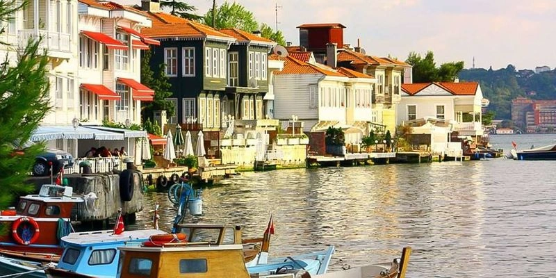 یکی از محبوب ترین مقاصد گردشگری استانبول، جزایر پرنس هستند که شامل مجموعه&zwnj;ای از جزایر در دریای مرمره با مساحتی بالغ بر ۱۵۸۵ کیلومتر می&zwnj;شوند. این جزایر سالانه بازدیدکنندگان بسیاری را از سرتاسر جهان برای لذت بردن از مناظر مسحورکننده به سمت خود جذب می&zwnj;کنند.