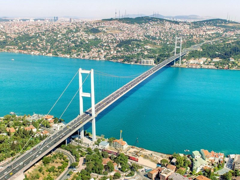 تنگه بسفر از دیگر مکان&zwnj;های دیدنی قسمت اروپایی استانبول است که علاوه بر جنبه تاریخی و گردشگری به عنوان سیستم حمل و نقل و دسترسی به قسمت آسیایی هم اهمیت دارد. این تنگه در حقیقت یک آبراه به طول ۳۰ کیلومتر و عرض ۵۵۰ تا ۳۰۰۰ متر است که با سه پل بر روی آن بخش&zwnj;های مختلف استانبول را به یکدیگر وصل می&zwnj;کند.