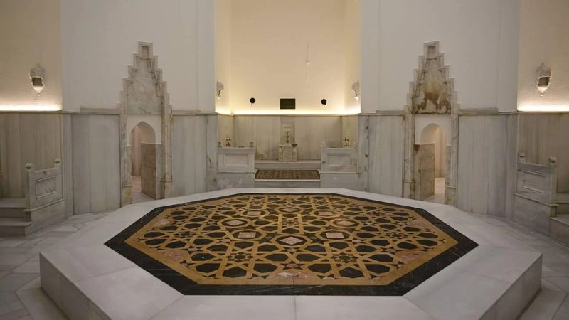 یکی از جذاب&zwnj;ترین دیدنی&zwnj;های منطقه اروپایی استانبول، حمام خرم سلطان است. این حمام به نام تنها همسر قانونی سلطان سلیمان، از معروف&zwnj;ترین پادشاهان عثمانی، نامگذاری شده است.