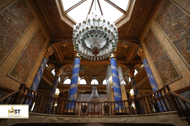 در مجموعه تاریخی بیلربیی از سبک معماری عثمانی و اصول مهندسی و طراحی کشورهای اروپایی دیگر استفاده شده است. به&zwnj;عبارت دقیق&zwnj;تر، باید بیلربیی را نمودی از تلفیق هنر شرقی و غربی و یک میراث فرهنگی ارزشمند بدانیم. اگر دلتان می&zwnj;خواهد در سفر با تور ترکیه، به زیر پوست تاریخ و فرهنگ این سرزمین بروید، حتماً برنامه بازدید از کاخ را برای خود در نظر بگیرید.