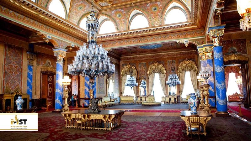 در طراحی بخش&zwnj;های داخلی کاخ بیلربیی و انتخاب اشیا و لوازم تلفیق هنر شرقی و غربی دیده می&zwnj;شود. برای مثال، کریستال&zwnj;های بوهمیا، فرش&zwnj;های هِریکه، ظروف چینی و نقاشی&zwnj;های روغنی باشکوه از مصادیق این تلفیق هستند. معماری داخلی منحصر به فرد این بنا با تزئینات و هنرهای تزئینی مانند لوسترهای کریستالی و گلدان&zwnj;های چینی زیباتر هم به نظر می&zwnj;رسد.&nbsp;