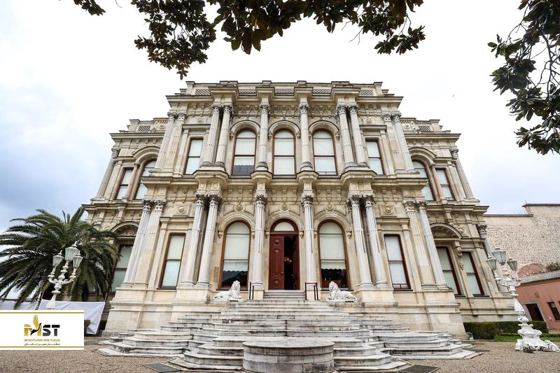 کاخ بیلربیی بخش&zwnj;های مختلفی دارد و شامل حرمسرا، تالار مهمانی، کتابخانه و اتاق&zwnj;های مختلف است. پیش از تور کاخ بیلربیی باید درباره آن بدانید. بهتر است که راهنمای بازدید را ببینید تا با دید دقیق&zwnj;تری به بخش&zwnj;ها و وسایل آن نگاه کنید. برای بازدید به اطلاعات زیر هم نیاز دارید: