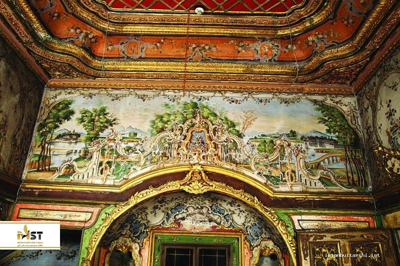 اگر با تور استانبول راهی بیلربیی شوید، راهنمای تور در کنارتان خواهد بود و توضیحات لازم را درباره نقاط مختلف آن ارائه می&zwnj;کند. در این مکان، راهنمای تور (فارسی، انگلیسی و ترکی) صوتی هم وجود دارد که اگر می&zwnj;خواهید از آن استفاده کنید، باید مدرکی مانند گواهینامه یا گذرنامه خود را گرو بگذارید.