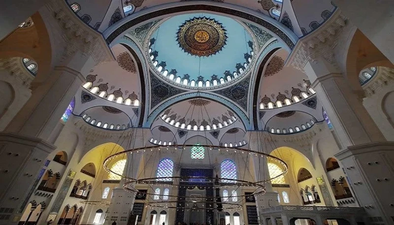 نمای داخلی و فرش فیروزه&zwnj;ای مسجد