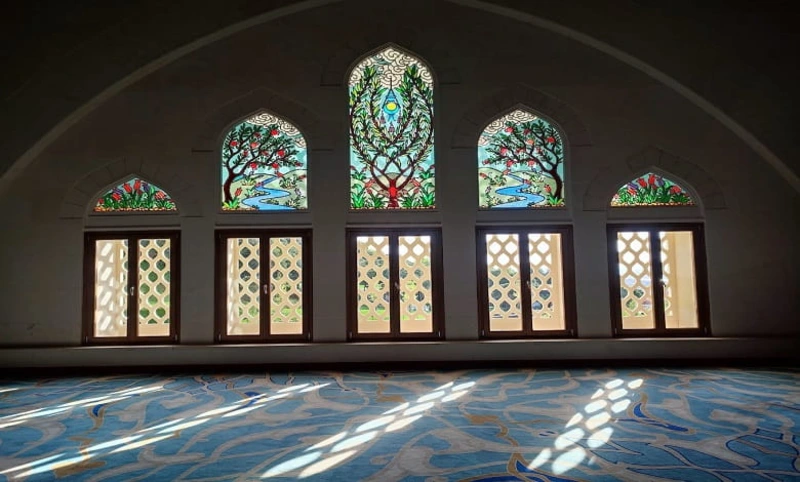 کتابخانه و حیاط وسیع مسجد چاملیجا