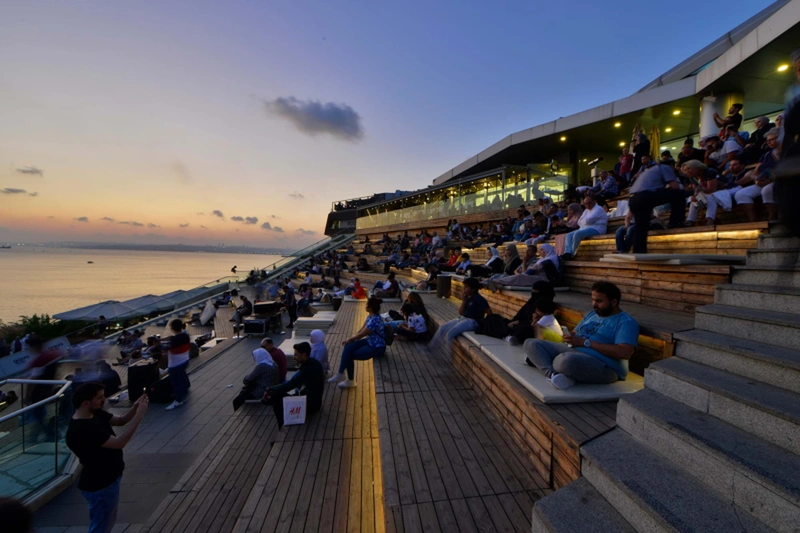  لذت تماشای غروب آفتاب در آمفی تئاتر روباز مرکز خرید فلوریا استانبول