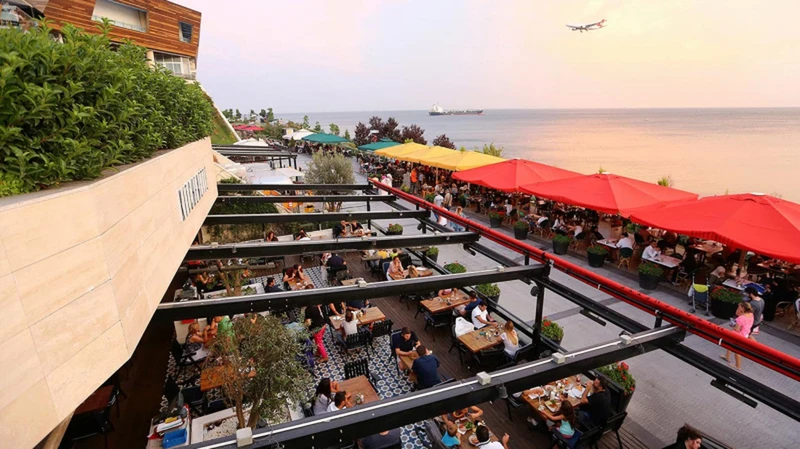  لذت استراحت و صرف غذا در رستوران&zwnj;های مرکز خرید فلوریا استانبول با چشم&zwnj;انداز دریا