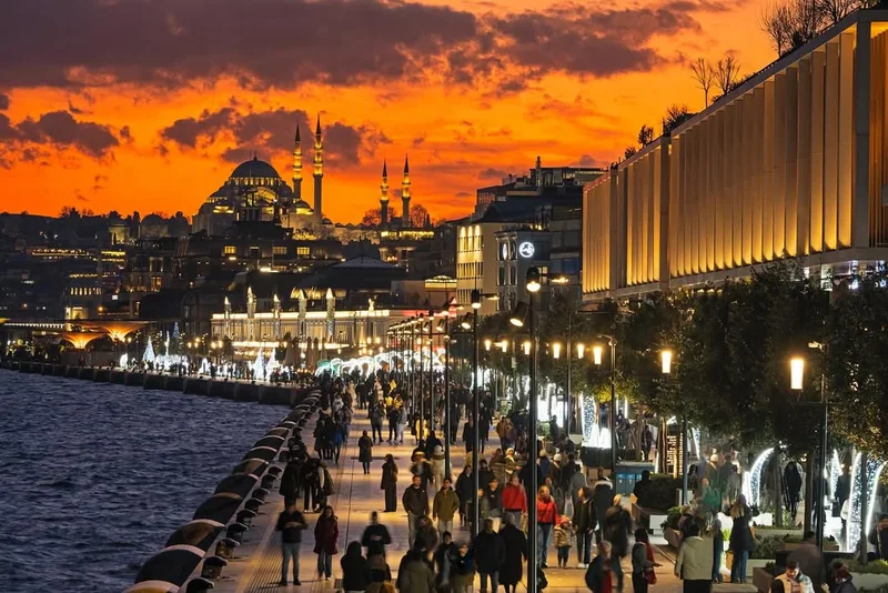 نمای گالاتاپورت در زمان غروب خورشید
