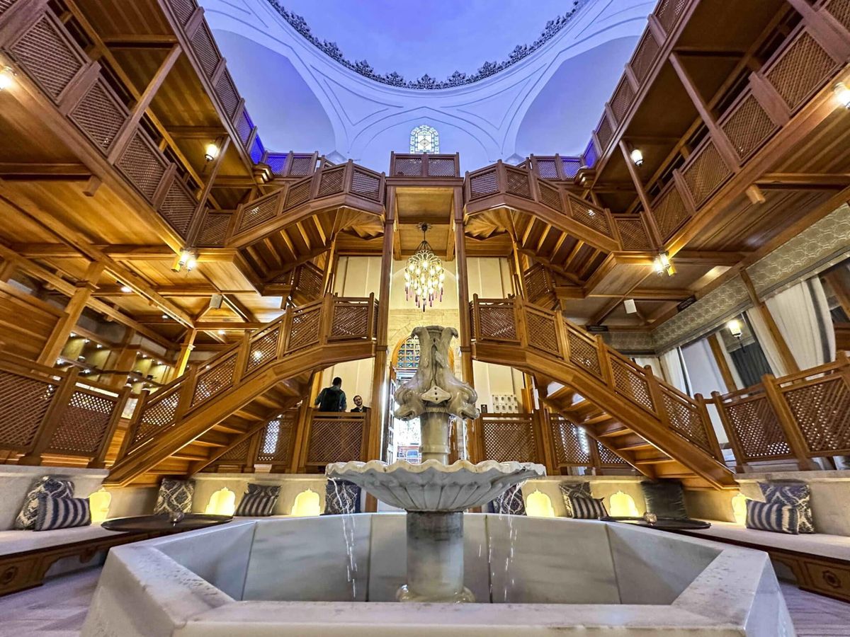 یکی از جاذبه&zwnj;های مهمی که در تور ترکیه می&zwnj;توانید به دیدنشان بروید، حمام&zwnj;های سنتی این کشور هستند. مخصوصا اگر استانبول را به عنوان مقصد خود انتخاب کرده باشید، حمام&zwnj;های تاریخی و چند صد ساله زیادی هستند که امکان بازدید از آن&zwnj;ها را خواهید داشت. با این وجود به خاطر پخش سریال&zwnj;های تاریخی و محبوبیت شخصیت خرم سلطان، حمامی که به نام او در نزدیکی مسجد ایاصوفیه ساخته شده، یکی از پربازدیدترین حمام&zwnj;های تاریخی استانبول است. برای آشنایی بیشتر با این مکان، ما در این نوشته، توضیحات کاملی درباره حمام خرم سلطان برایتان گرد آورده&zwnj;ایم.