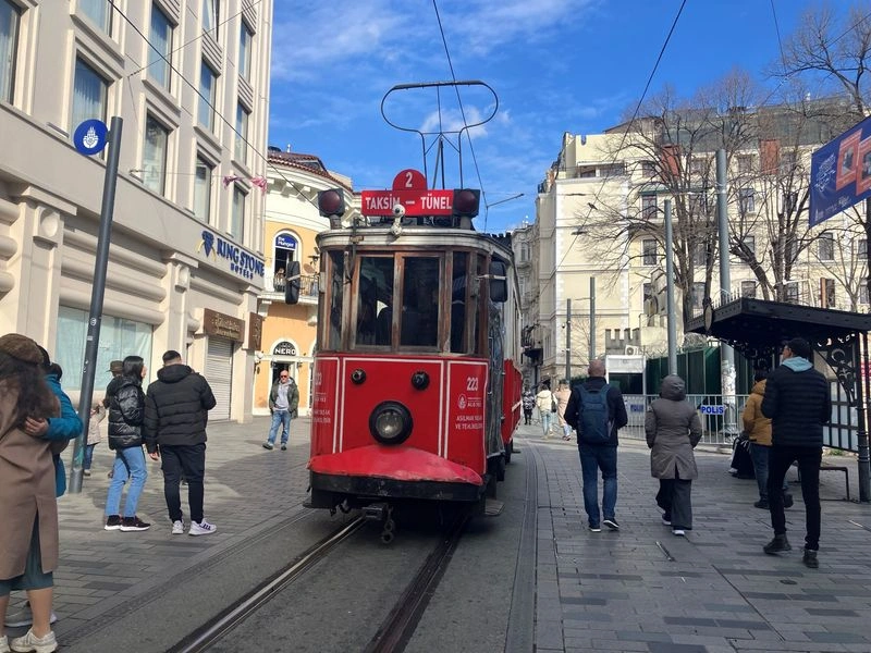 بودجه مورد نیاز برای استفاده از وسیله&zwnj;های حمل&zwnj;ونقل عمومی در استانبول به لطف وجود گزینه&zwnj;های متنوع مثل مترو، اتوبوس و... کمتر است.&nbsp;