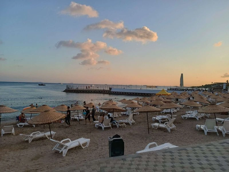 استانبول هم جز شهرهایی است که می&zwnj;توانید در سفرتان به آن سواحل زیبا و دوست داشتنی پیدا کرده و از تفریح در آن&zwnj;ها لذت ببرید؛ اما موضوع مهمی که وجود دارد این است که سواحل این شهر به اندازه آنتالیا نزدیک به هم نیستند و اغلب در فواصل دورتر از هم و مرکز شهر قرار دارد. 