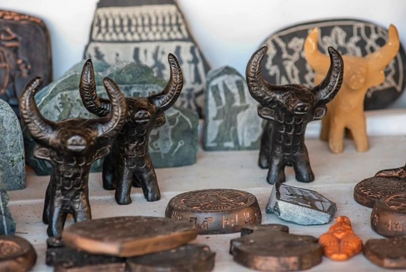 عتیقهجات، آثار هنری و عکسها: تاریخ در دستان شما