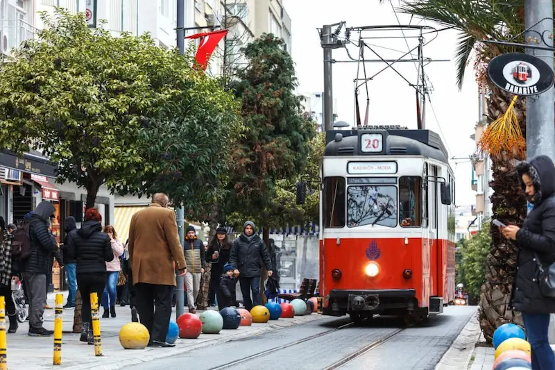 تراموای نوستالژیک T2،&zwnj; در خیابان استقلال