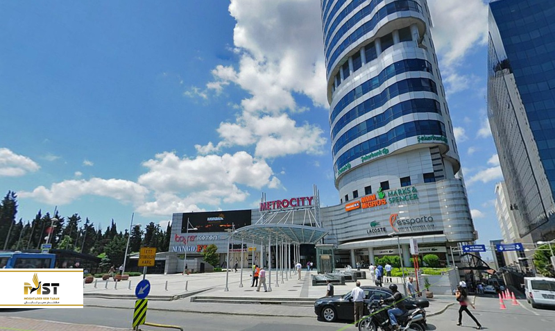 این مرکز خرید نه&zwnj;تنها یکی از معروف&zwnj;ترین مجتمع&zwnj;های تجاری استانبول است؛ بلکه در قلب منطقۀ شیشلی (Şişli) قرار دارد؛ منطقه&zwnj;ای که به دلیل موقعیت استراتژیک و نزدیکی به بهترین مراکز خرید استانبول، همواره شلوغ و پرطرفدار است. سالانه میلیون&zwnj;ها نفر از سراسر دنیا برای خرید، تفریح و تجربه&zwnj;ای لوکس به اینجا می&zwnj;آیند. اما آیا شما جزو کسانی هستید که این فرصت طلایی را نادیده می&zwnj;گیرند؟