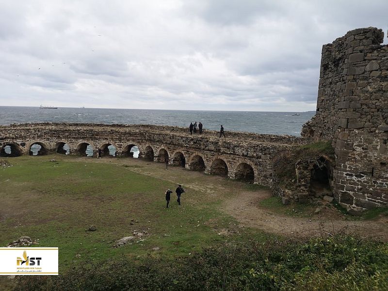 قلعه روملی فنری در روستایی به همین نام در ساحل دریای سیاه و منطقه ساریر قرار دارد