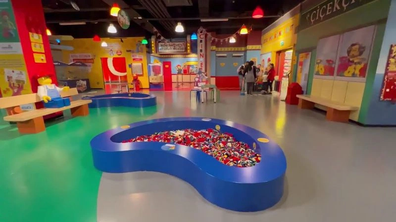 لِگولند استانبول در بخش اروپایی شهر، مجموعه جذاب دیگری با عنوان لگولند برای بچه&zwnj;ها وجود دارد که یکی از بهترین پارک&zwnj;های تفریحی در استانبول است. لگولند پر از فرصت&zwnj;های جذاب بازی و سرگرمی برای کودکان است. در آن، برنامه&zwnj;های تفریحی مختلف برای خانواده&zwnj;ها در نظر گرفته می&zwnj;شود.